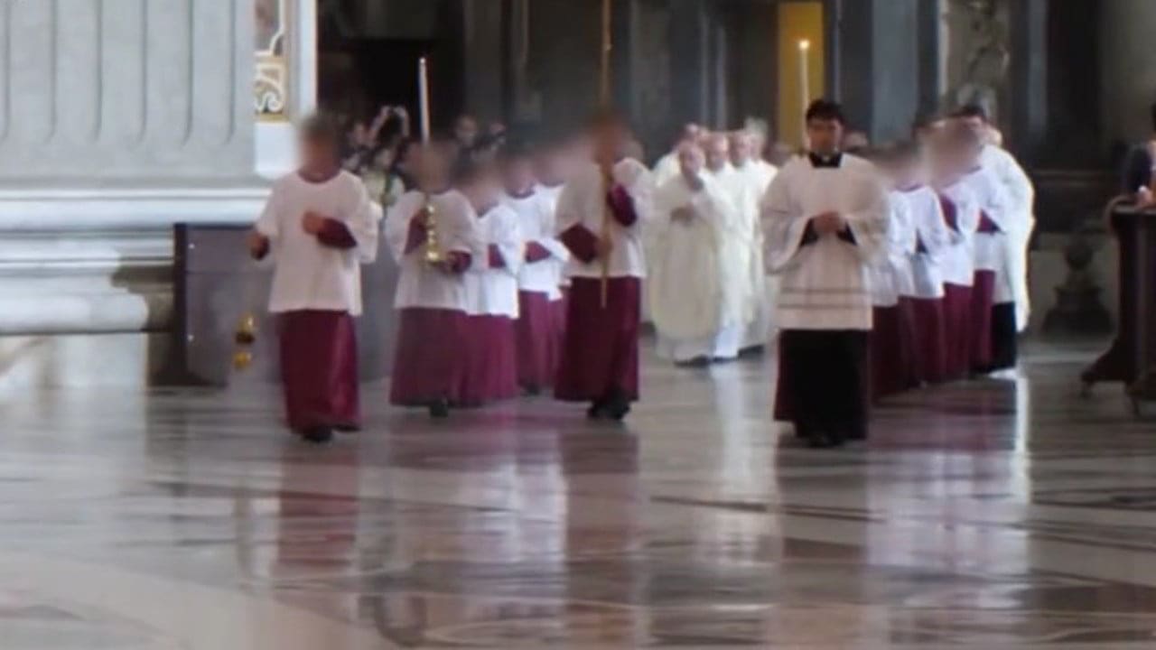 Abusi sessuali sui chierichetti del Papa, al via il processo a due preti senza la querela della vittima per volontà di Francesco