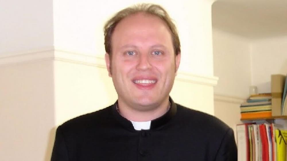 Abusi sessuali durante gli esorcismi, i motivi dell’assoluzione di don Michele Barone