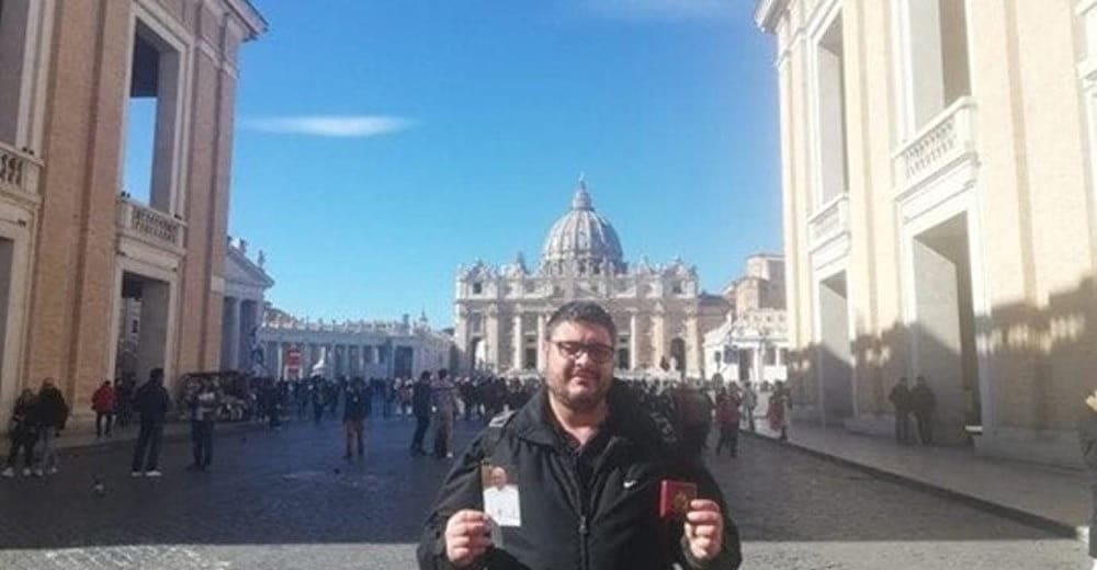 Pedofilia nella Chiesa, la storia di Arturo: “Il parroco che mi ha violentato continua a dire messa”