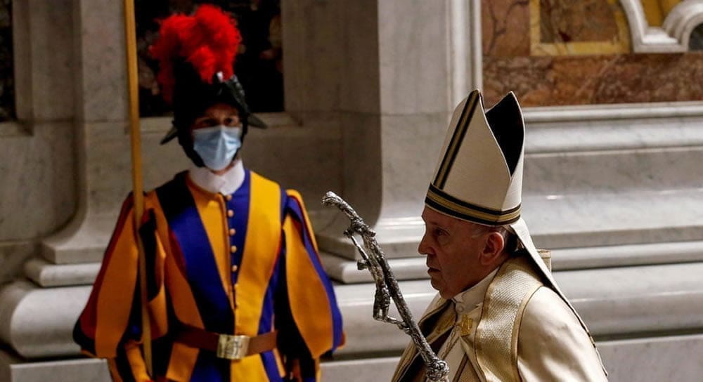 Di fronte agli scandali, i piccoli passi del papa