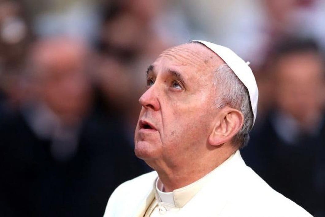 Papa Bergoglio minaccia: Sulla pedofilia stessa linea di Benedetto XVI, L’ordine non cambia. Proteggere i preti criminali e sottrarli alla giustizia