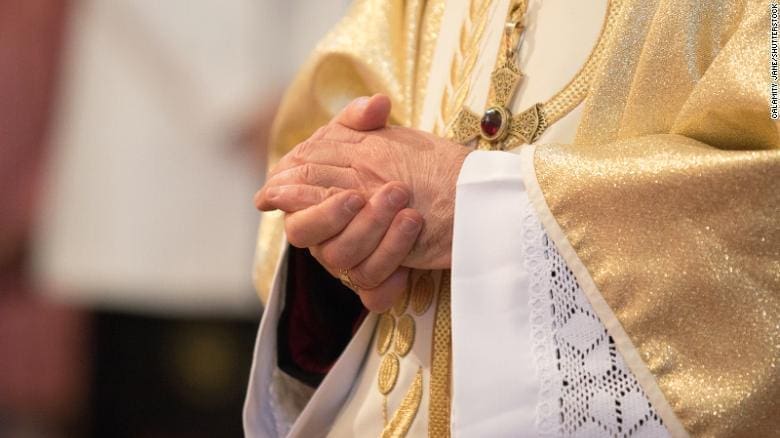Il clero cattolico francese potrebbe aver abusato di almeno 10.000 persone dal 1950, secondo gli investigatori