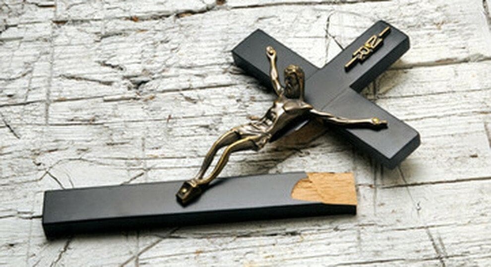 Indagato insegnante di religione E il sacerdote accusato si difende: solo motivi di studio