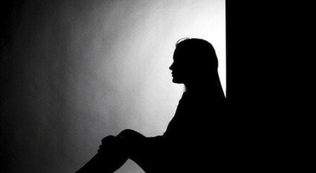 Abusata dall’età di 13 anni dal prete, il caso in Parlamento: le violenze dopo i 14 anni sono state archiviate