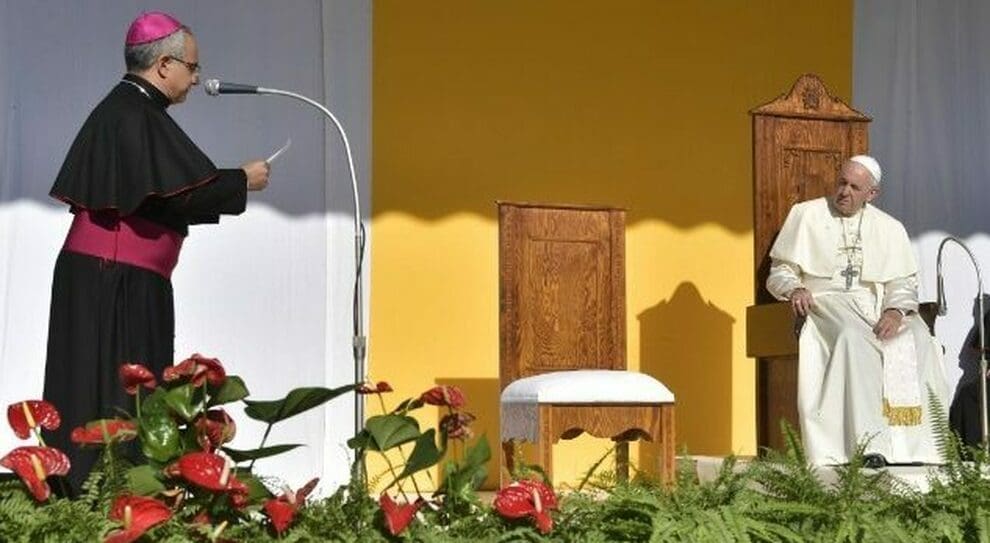 Abusi, in Sicilia la guerra delle petizioni a difesa del vescovo che ha trasferito a Ferrara prete pedofilo