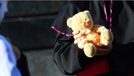 Petizione di “Solidarietà al Vescovo Gisana”. “L’ipocrisia di una Chiesa che, ad Enna, crolla a pezzi”. Chi sta accanto alle vittime si appella a Papa Francesco di intervenire