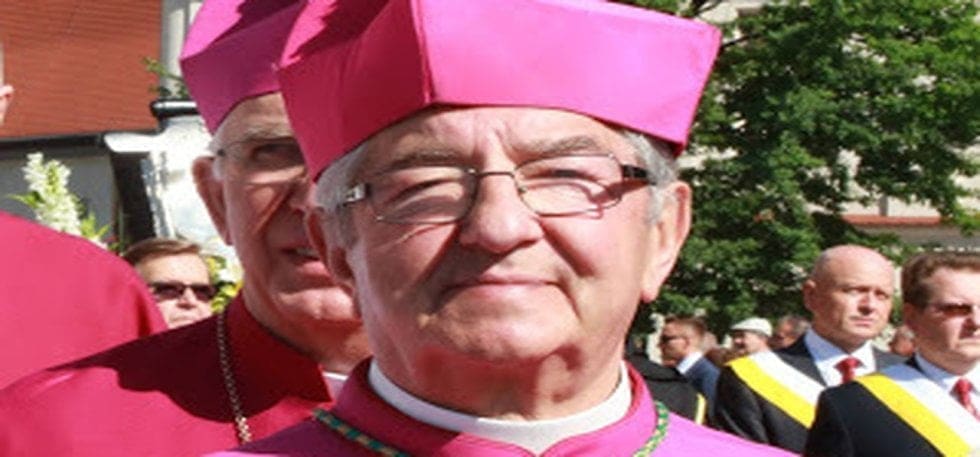 Il Vaticano punisce vescovo polacco per aver coperto abusi, lui si candida a sindaco e viene eletto