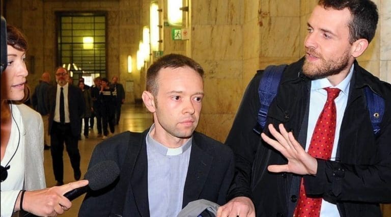 Abusi del sacerdote, la Cassazione annulla la condanna: svelati in ritardo, dubbi sulla vittima delle violenze