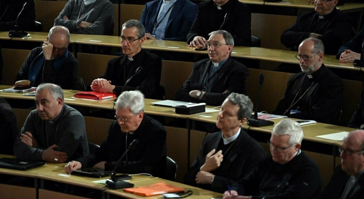 Preti pedofili, chiesa francese risarcirà le vittime vendendo i propri immobili