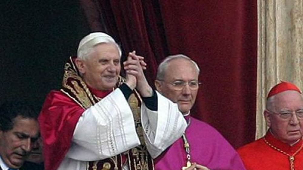 Il Papa Emerito chiede scusa mentre mente sull’Italia. Le vittime dovrebbero affidarsi a una commissione interna?