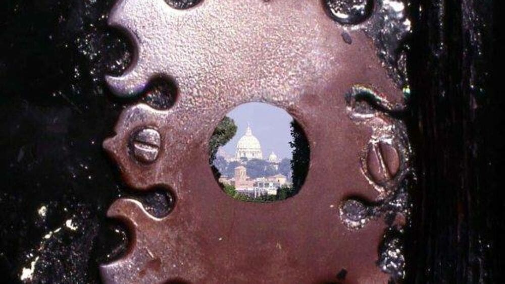 ITALIA – Il Governo corre in soccorso alla chiesa e abbandona i sopravvissuti ancora una volta