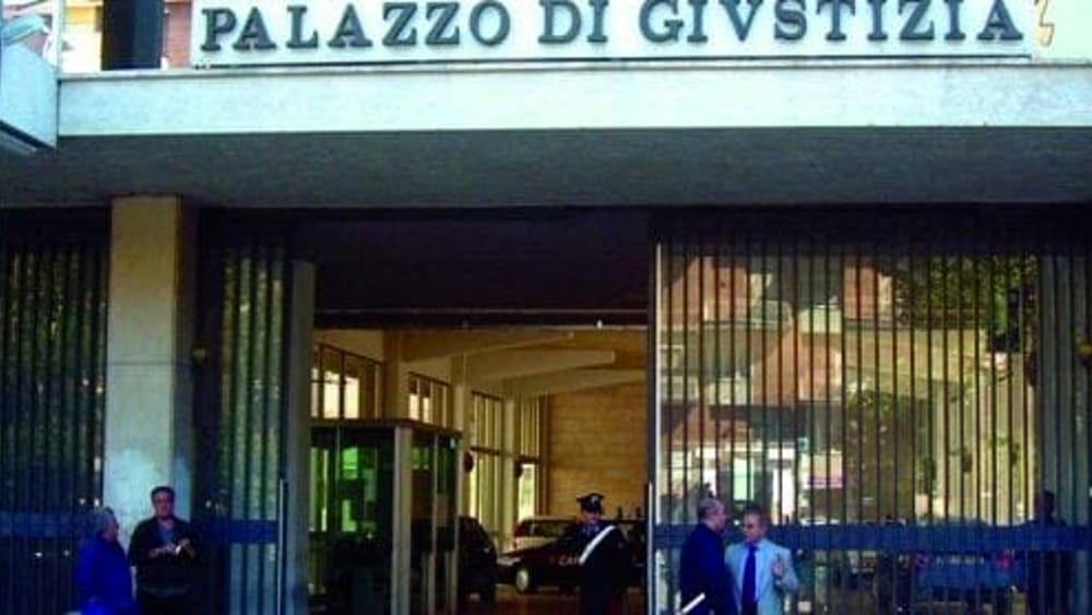 Aversa – Emoticon sulle foto e gli account violati della presunta vittima di don Livio Graziano