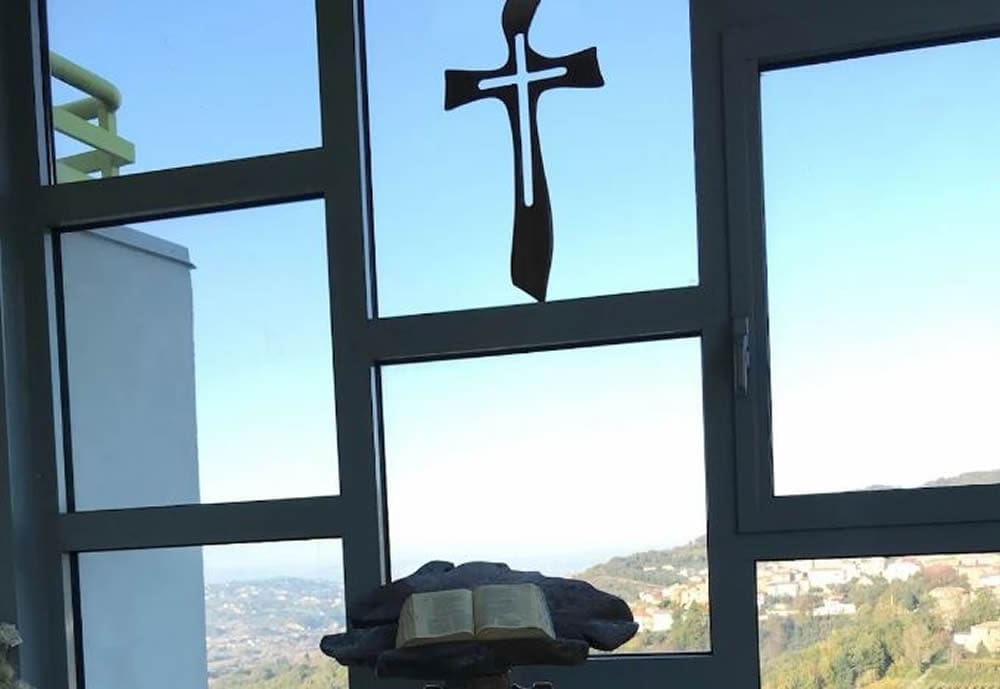 13enne violentato dal parroco oggi ai domiciliari, ma continuano le molestie via internet
