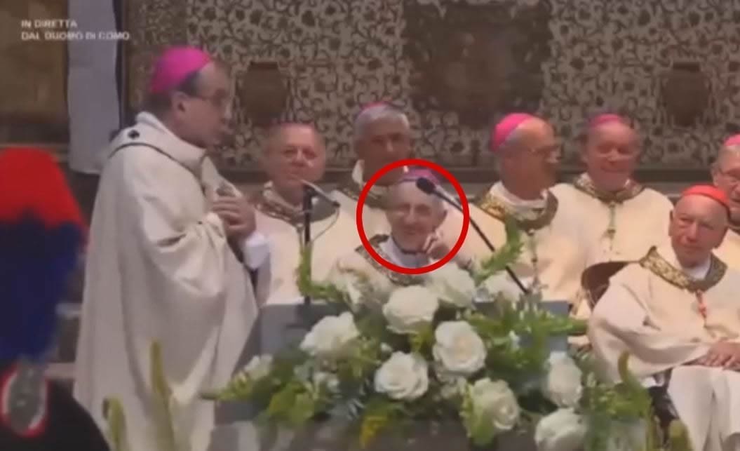 L’Arcivescovo Delpini imbarazza Bergoglio, al suo fianco il protettore dei preti pedofili savonesi (video)