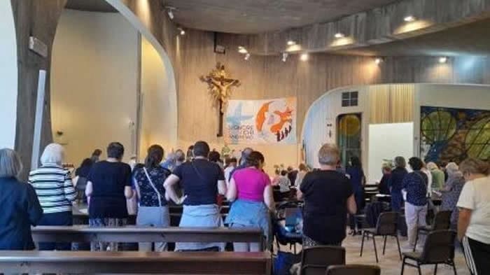 Pisa, nella chiesa del sacerdote sospeso: «Pedofilo? Le accuse vanno provate»