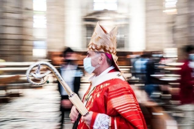 La protesta dei chierichetti contro l’arcivescovo dei silenzi sugli abusi