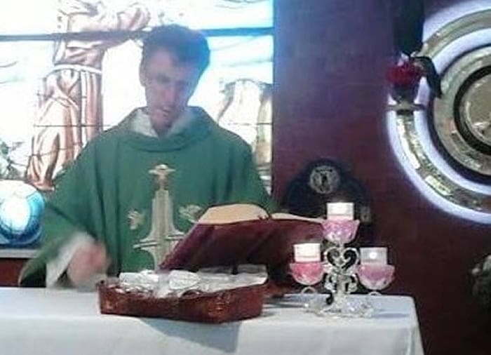 Perpetua e altri due testimoni provano a “salvare” il prete accusato di abusi e prostituzione minorile: ‘Mai da solo con i ragazzi’