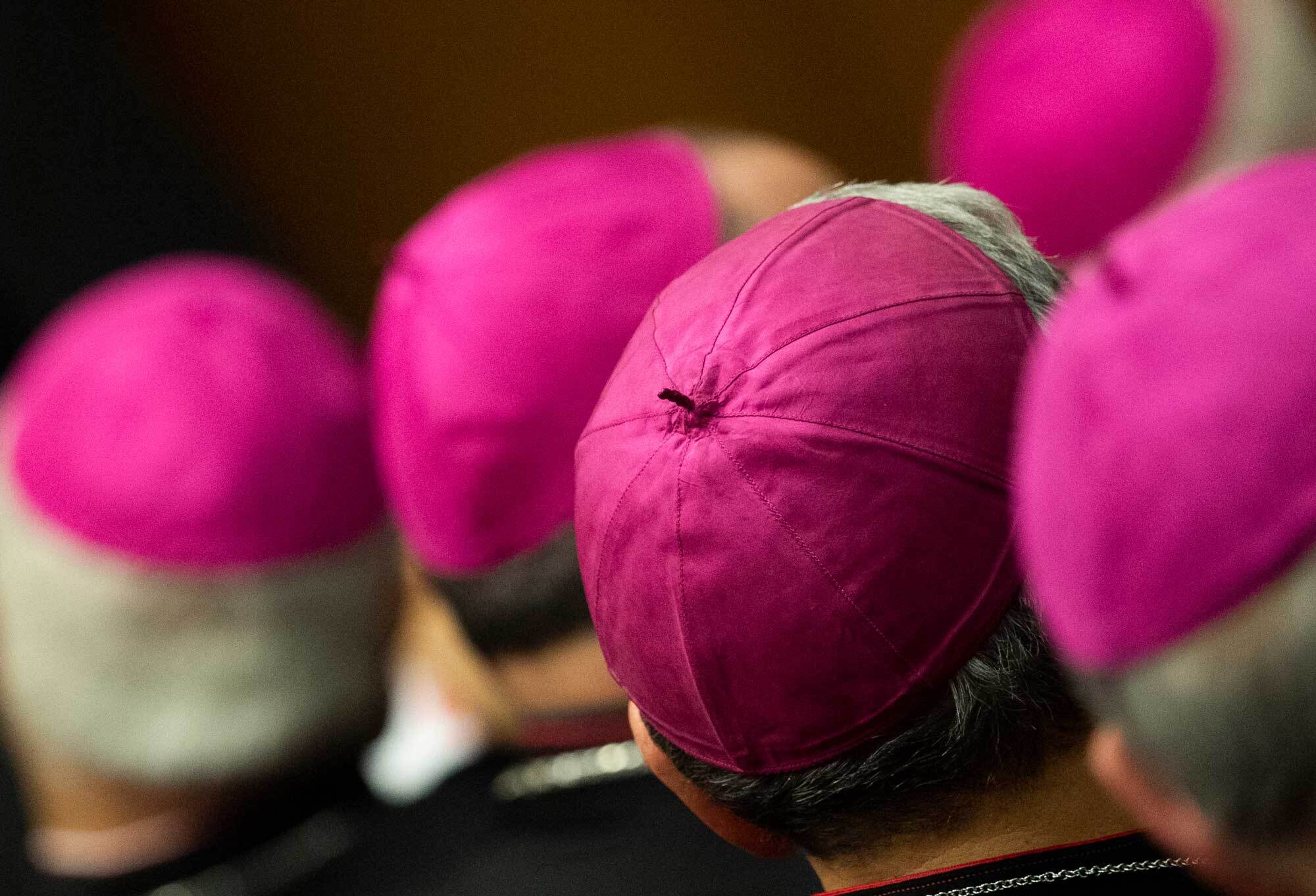 I vescovi italiani scelgono la reticenza davanti allo scandalo degli abusi