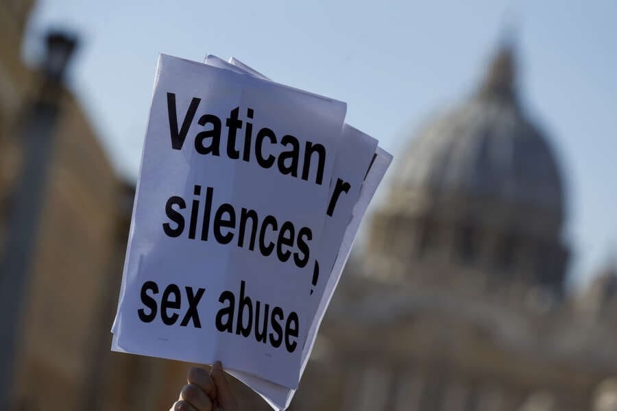 Chiesa e pedofilia, le luci del caso Spotlight puntate sul Vaticano: l’incredibile storia di R. abusato per tutta la vita