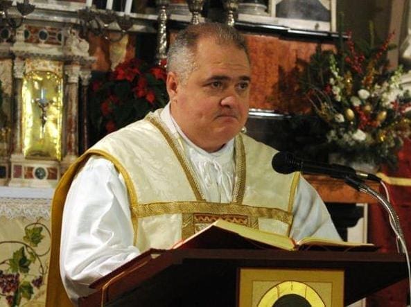 Grande folla ai funerali di don Maks Suard