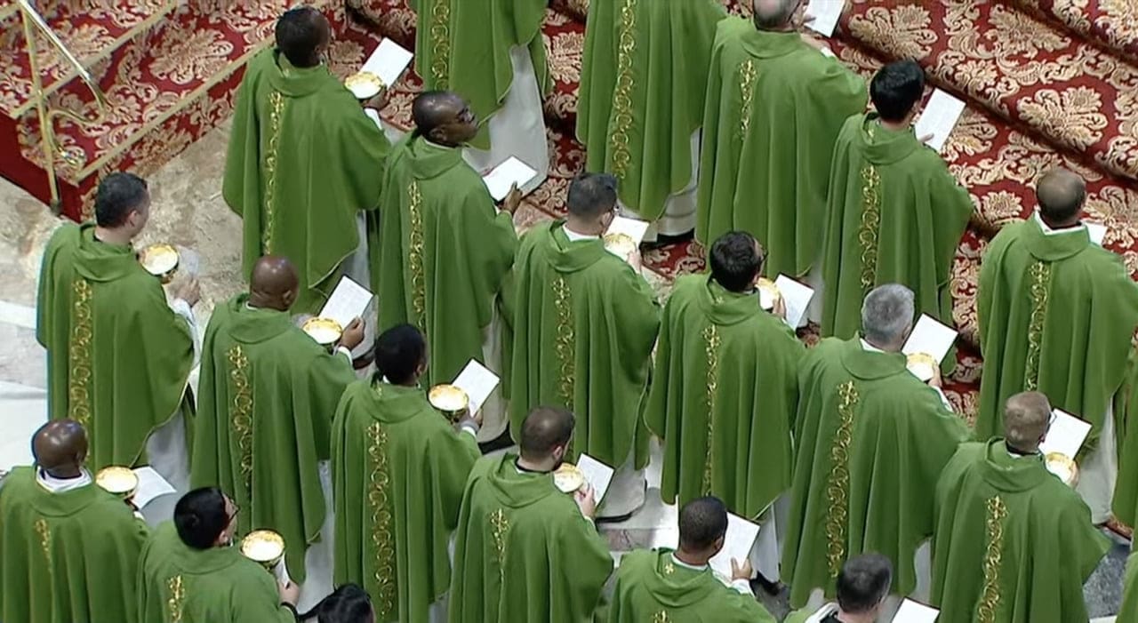 Abusi, in Spagna raggiunto un accordo storico: il Governo “costringe” la Chiesa a risarcire le vittime dei preti pedofili