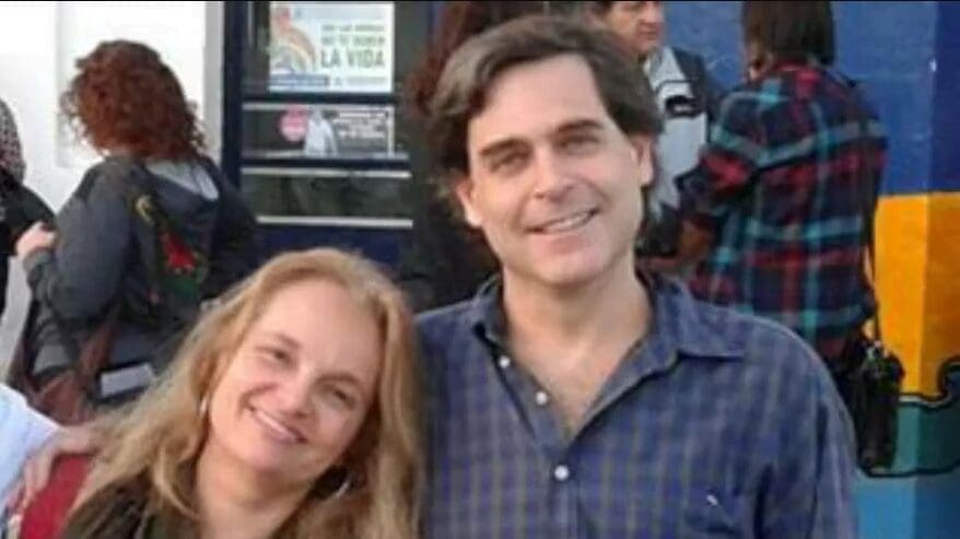 Costruiscono una storia d’amore dopo che entrambi sono stati abusati durante l’infanzia