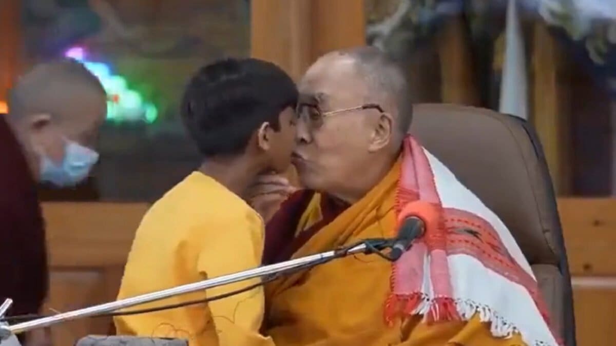 Dalai Lama chiede a bimbo ‘succhiami la lingua’, poi si scusa – Video