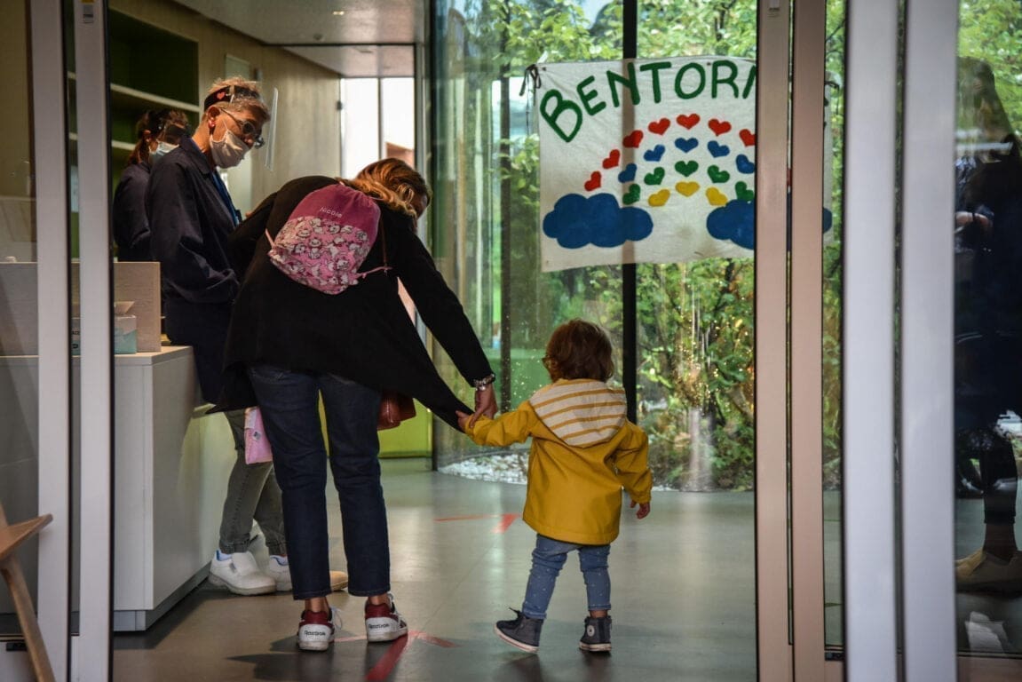Il maestro di religione arrestato per le «coccole» nell’asilo di Milano, il precedente due anni prima: così ha potuto lavorare ancora