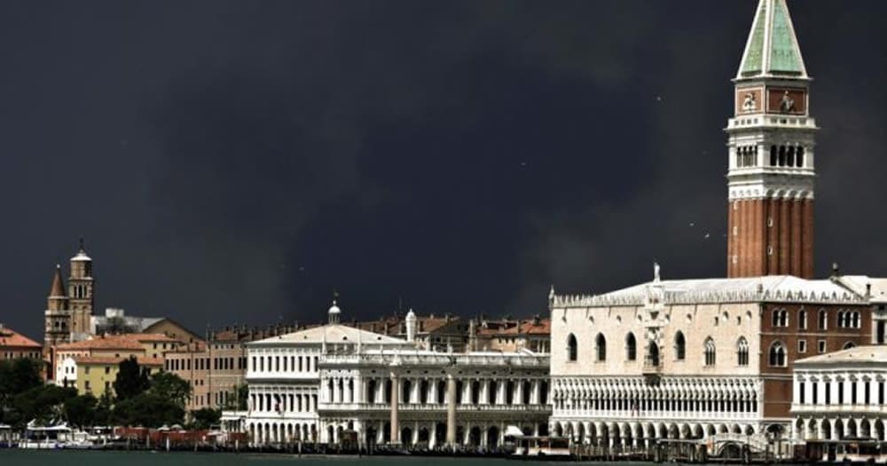 “Corvo di Venezia”, la deposizione del teologo: “Preti con condotte sessuali poco consone, la diocesi non fa nulla”. Il Patriarcato nega