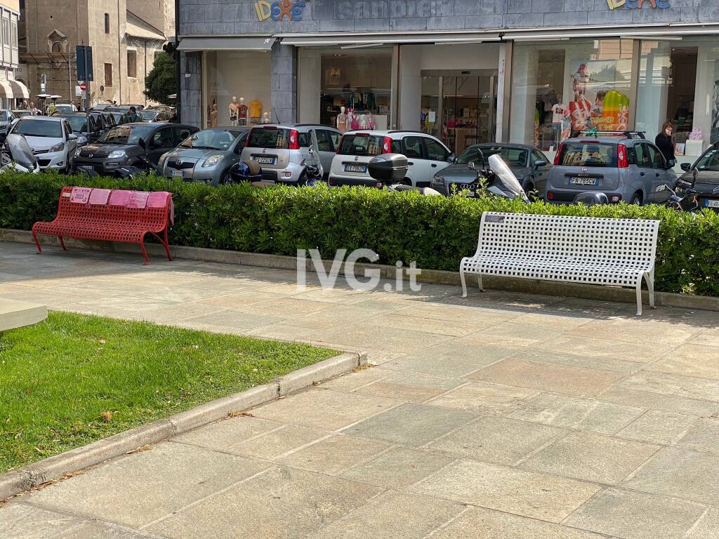 Savona, in arrivo la panchina viola per i minori abusati. Il Comune norma le panchine colorate e ne scopre una “abusiva”