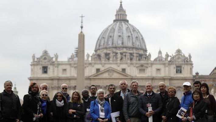 Protesta davanti al Vaticano contro gli abusi sessuali nella Chiesa