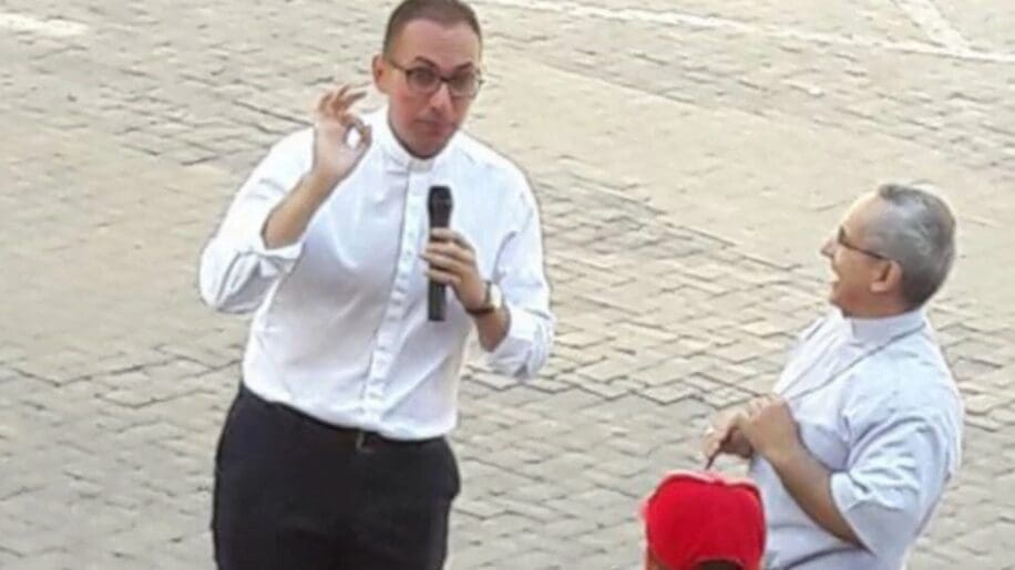 Polemiche per l’elogio del Papa al vescovo di Piazza Armerina che avrebbe coperto abusi sessuali