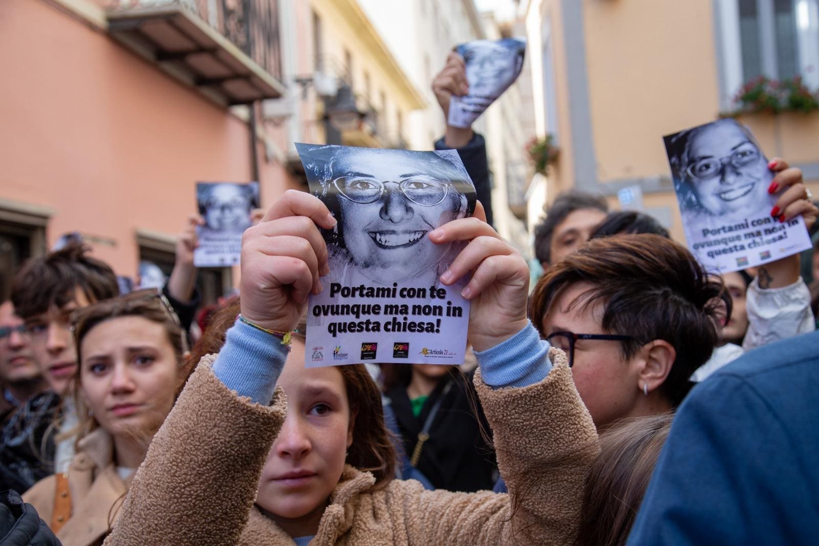 Potenza, in migliaia protestano fuori dalla chiesa dove morì Elisa Claps – VIDEO –