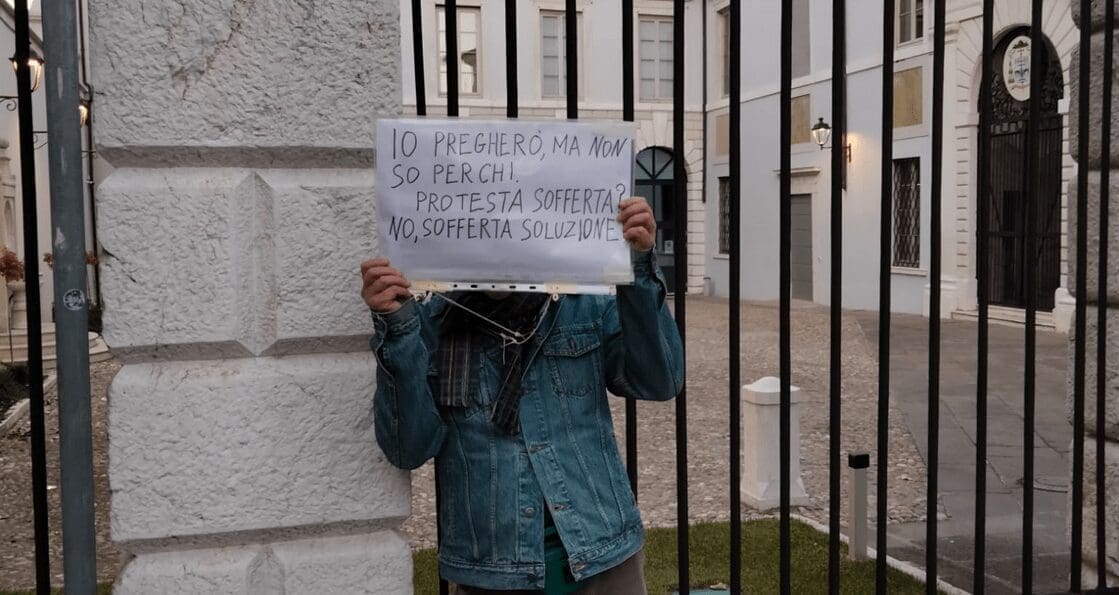Protesta non violenta di un sopravvissuto davanti alla diocesi di Brescia