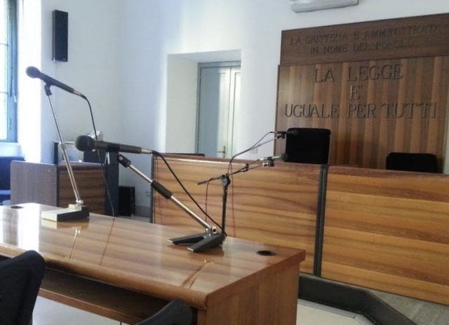 Processo a porte chiuse per il docente di religione, Alessandro Frateschi accusato di abusi su minori. Ammesse le parti civili