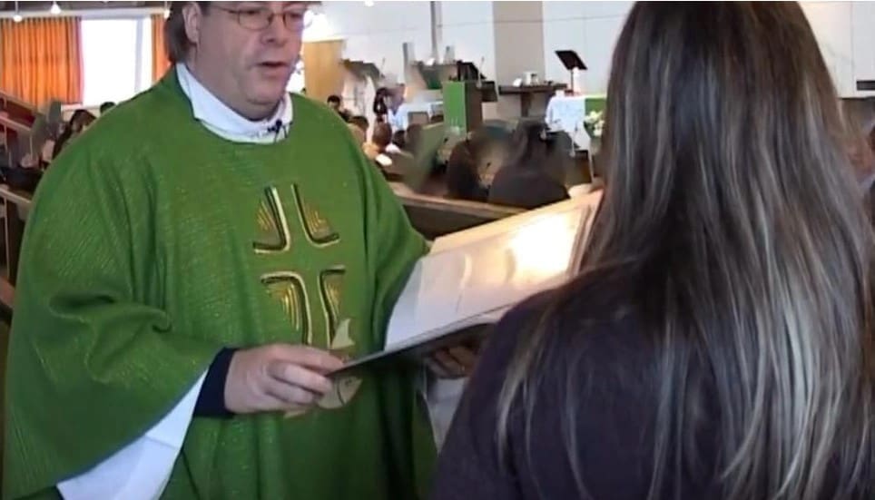 Prete indagato e misteri. Sospeso, non trasferito. Vive vicino alla parrocchia
