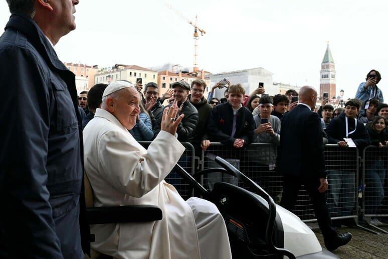 Il Papa in visita a Venezia incontra i giovani. ZERO parole sulla pedofilia