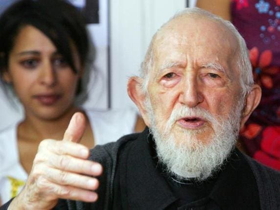 L’Abbé Pierre è accusato da sette donne di molestie tra il 1970 e il 2005