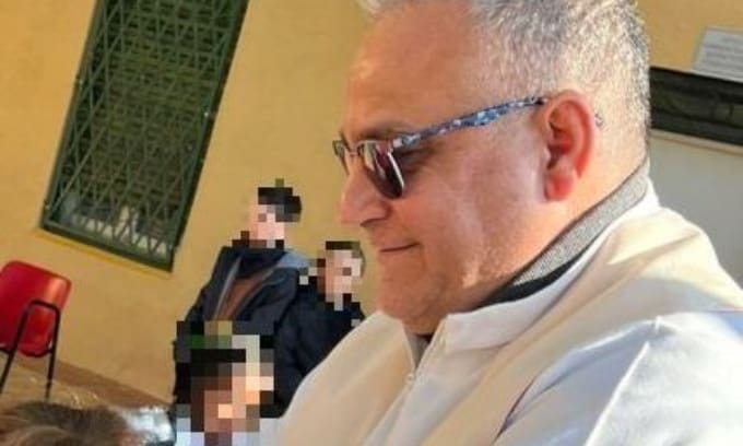Padre Andrea Melis, indagato per violenza sessuale su minore, lascerà Chiavari