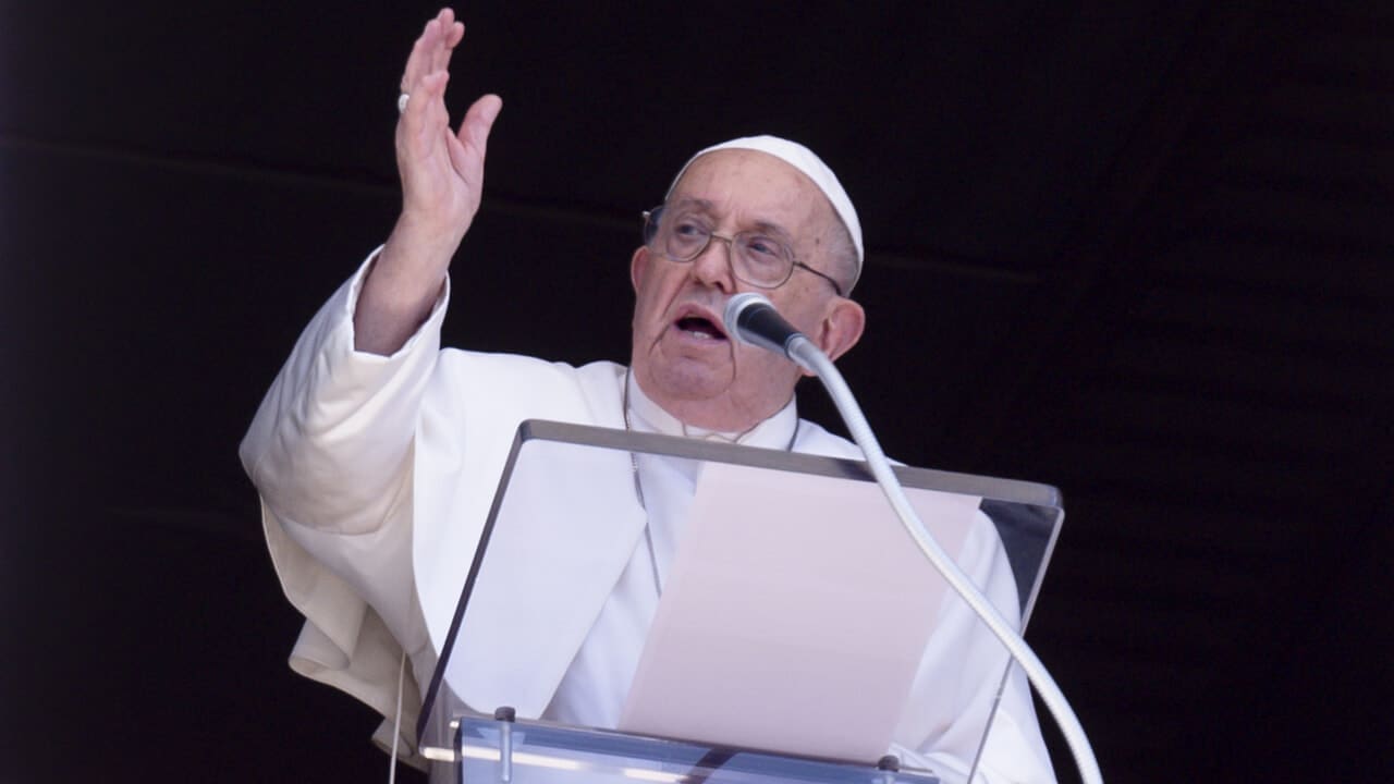 Pedofilia, omertà e bambini “venduti” dalla Chiesa. Il difficile viaggio del Papa in Belgio