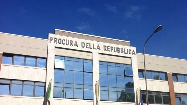 Abusi su una minorenne durante un incontro parrocchiale: sacrestano sotto accusa