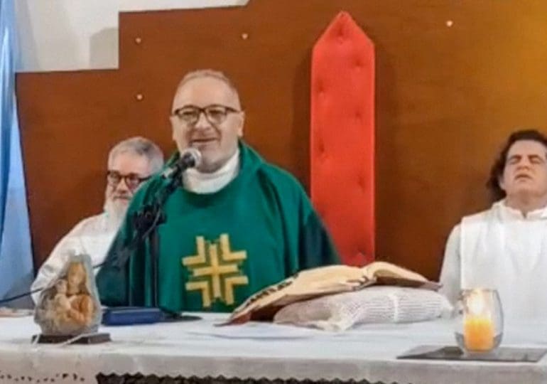 Il prete accusato di abusi sessuali si è spogliato e ha incolpato le vittime di “convincerlo a uscire”
