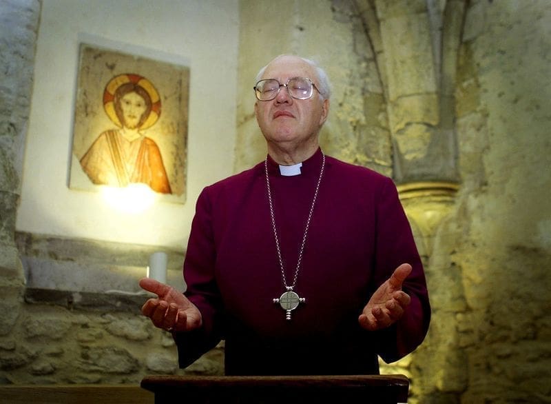 L’ex capo della Chiesa d’Inghilterra Carey si dimette da sacerdote per la gestione del caso di abusi, secondo i media