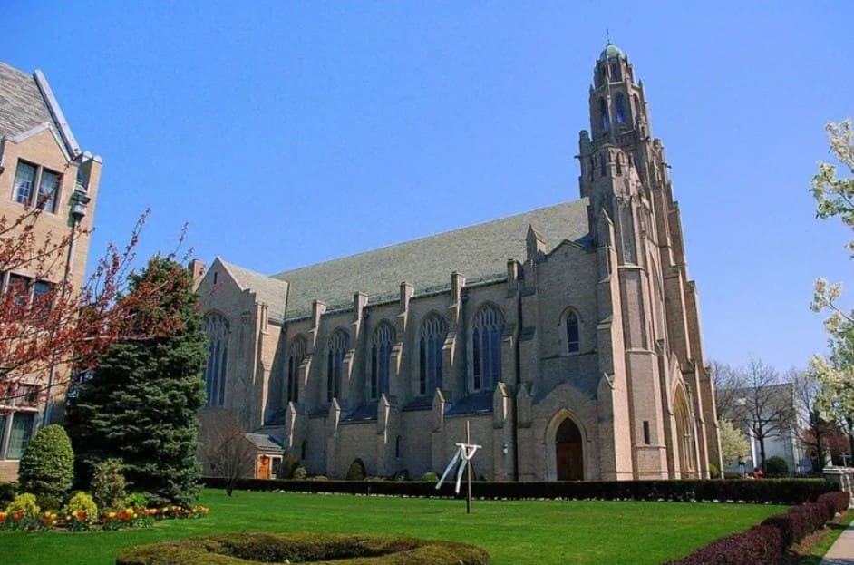 La corte approva l’accordo record da 323 milioni di dollari per abusi della diocesi di New York