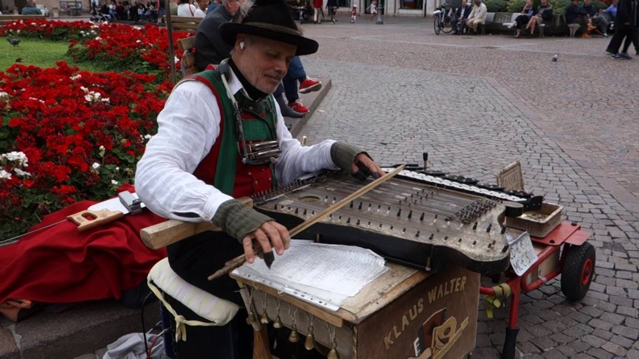 Il liutaio Walter: «A 13 anni il parroco abusò di me. Ci penso ogni giorno, non mi credevano e mi davano del matto»
