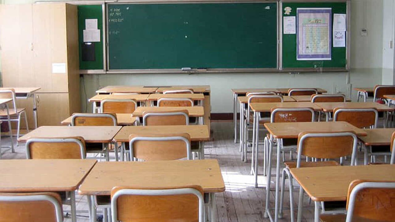 “Ha abusato di 11 studenti inviando anche foto e video hard”: prof di religione rinviato a giudizio