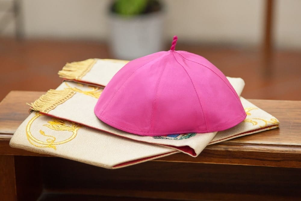 Scambiato da migliaia di utenti nel mondo il documentario che svelerebbe come Ratzinger tutelò alcuni sacerdoti responsabili di abusi.