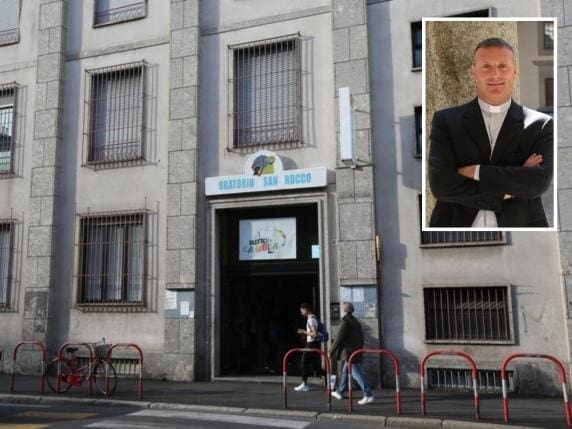 Don Samuele Marelli accusato di abusi sessuali: «Ai campi estivi fotografava i ragazzi sotto la doccia»