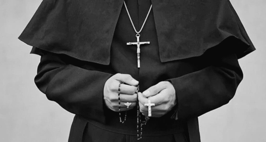 Lusinghe e apprezzamenti alle studentesse nel Liceo Classico: prete- professore di religione condannato