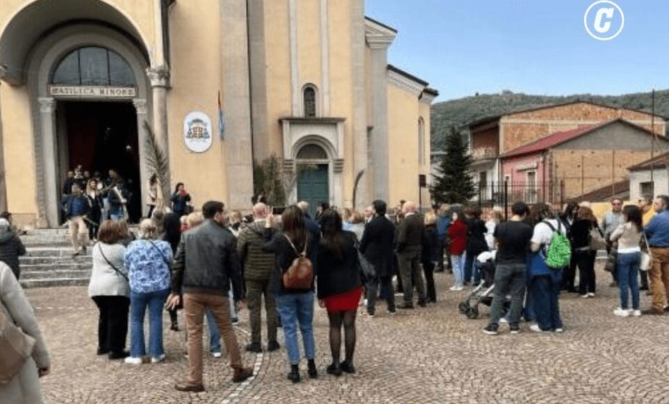 SEMINARA (Reggio Calabria) — Poche decine di persone (quasi tutte donne), per dire «no alla violenza sulle donne». I fedeli la evitano ed escono dalla porta secondaria